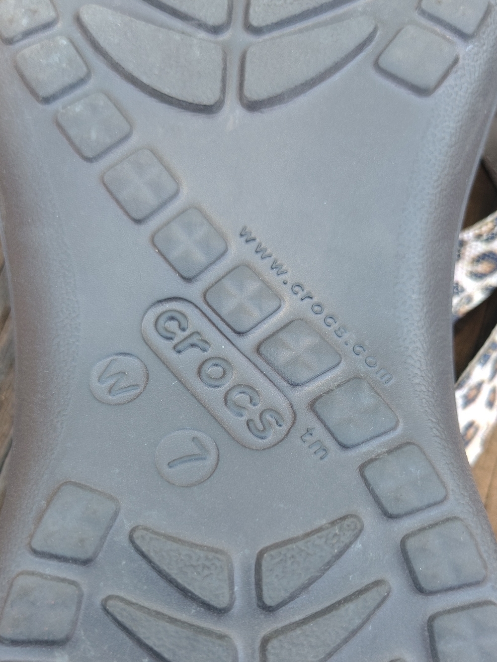 Crocs Leopard Print Capri V Flip Flop Sandals Size 7 Womens - Picture 9 of 11